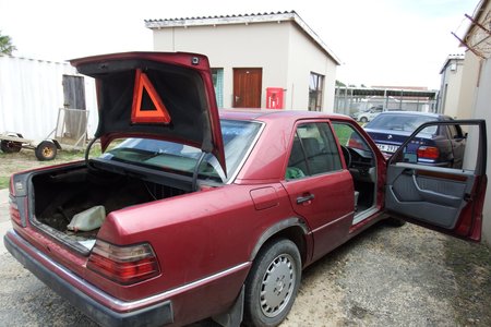 Die maroen Mercedes waarmee die perlemoen vervoer is     